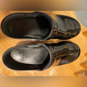 Dansko Size 39 Previously Loved Black Patent Leather Clogs Good Condition